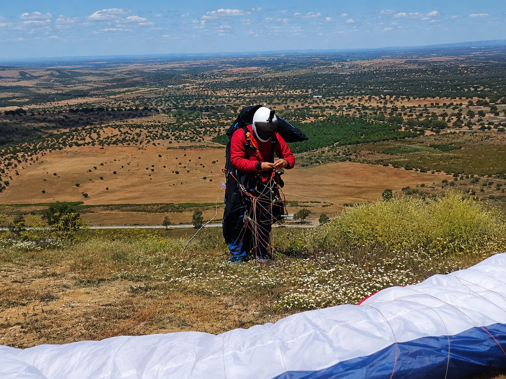 Pilot preparing for an inland XC launch in Alentejo